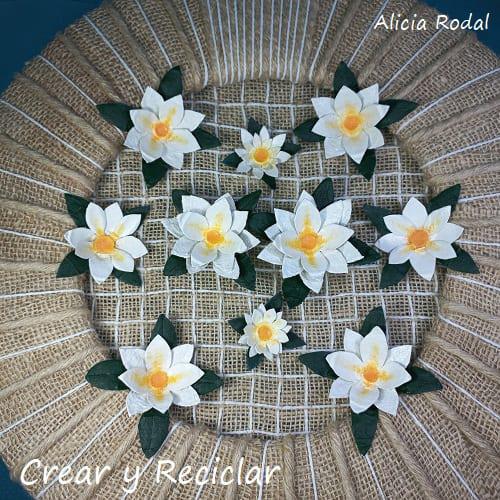 Vamos a hacer hermosas manualidades decorativas para nuestra casa, vender o regalar, con materiales reciclados que todos tenemos en casa, como unas simples cajas de huevos de cartón. En este tutorial les enseño una hermosa idea de decoración que sirve para cualquier época del año.