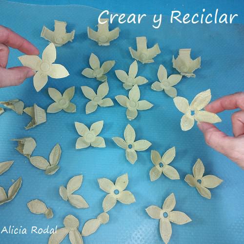 Vamos a hacer hermosas manualidades decorativas para nuestra casa, vender o regalar, con materiales reciclados que todos tenemos en casa, como unas simples cajas de huevos de cartón. En este tutorial les enseño una hermosa idea de decoración que sirve para cualquier época del año.