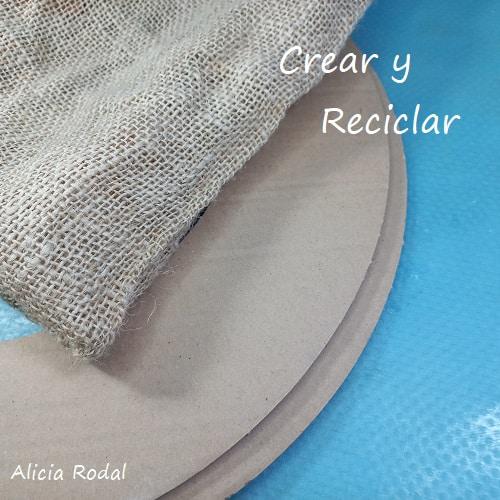 Vamos a hacer hermosas manualidades decorativas para nuestra casa, vender o regalar, con materiales reciclados que todos tenemos en casa, como unas simples cajas de huevos de cartón. En este tutorial les enseño una hermosa idea de decoración que sirve para cualquier época del año.