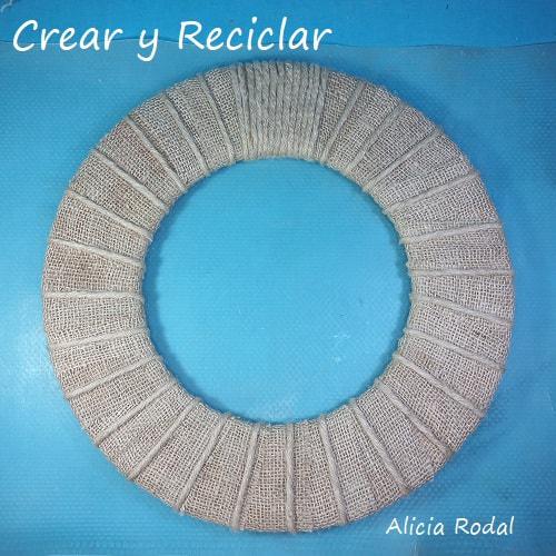 Vamos a hacer hermosas manualidades decorativas para nuestra casa, vender o regalar, con materiales reciclados que todos tenemos en casa, como unas simples cajas de huevos de cartón. En este tutorial les enseño una hermosa idea de decoración que sirve para cualquier época del año.