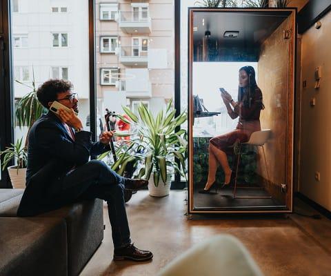 No importa el tamaño de tu negocio, hoy en día se crean grandes empresas en espacios muy reducidos, gracias a las nuevas tecnologías y a aprovechar el poco espacio disponible con algunos elementos y trucos que detallaremos a continuación.