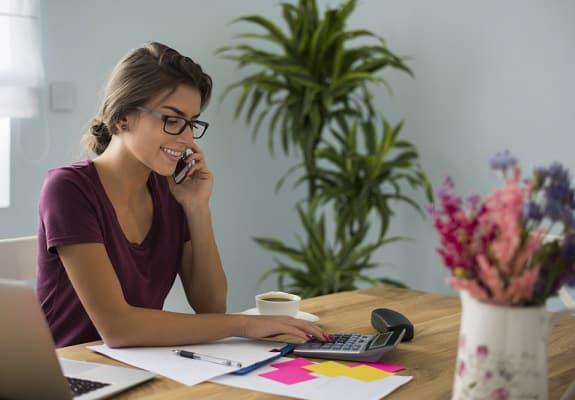 No importa el tamaño de tu negocio, hoy en día se crean grandes empresas en espacios muy reducidos, gracias a las nuevas tecnologías y a aprovechar el poco espacio disponible con algunos elementos y trucos que detallaremos a continuación.