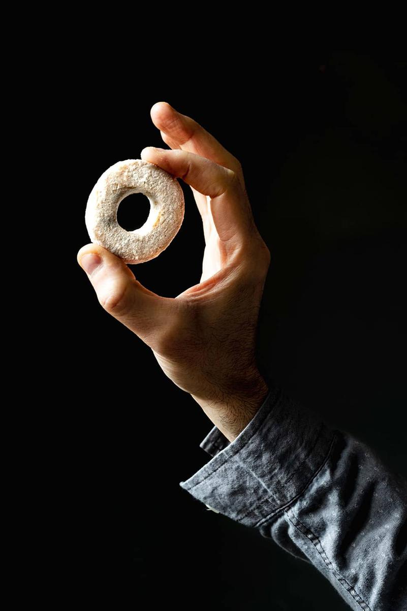 Una persona está sujetando en su mano un rosco de vino de la abuela.