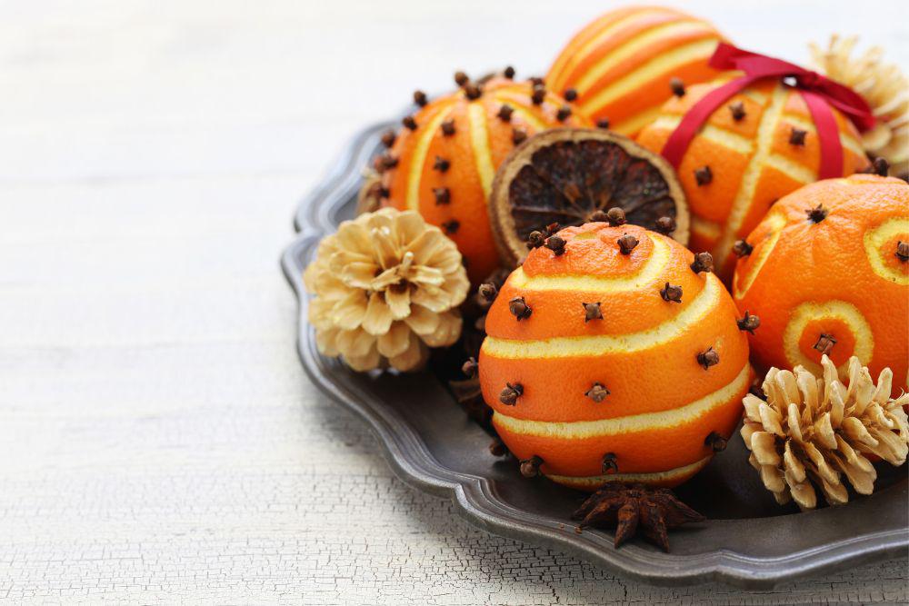 Cómo decorar la mesa de Navidad con poco dinero adornando con frutas.