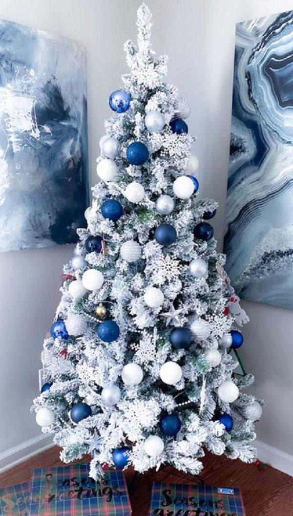 arbol-nevado-blanco-con-azul.