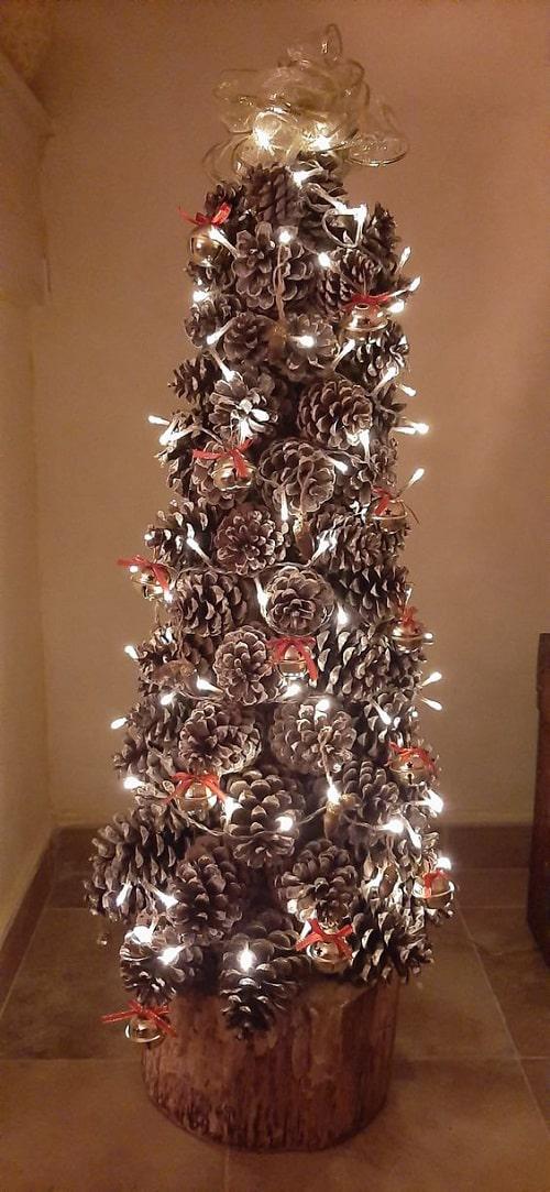 arbol-con-pinas-estilo-rustico