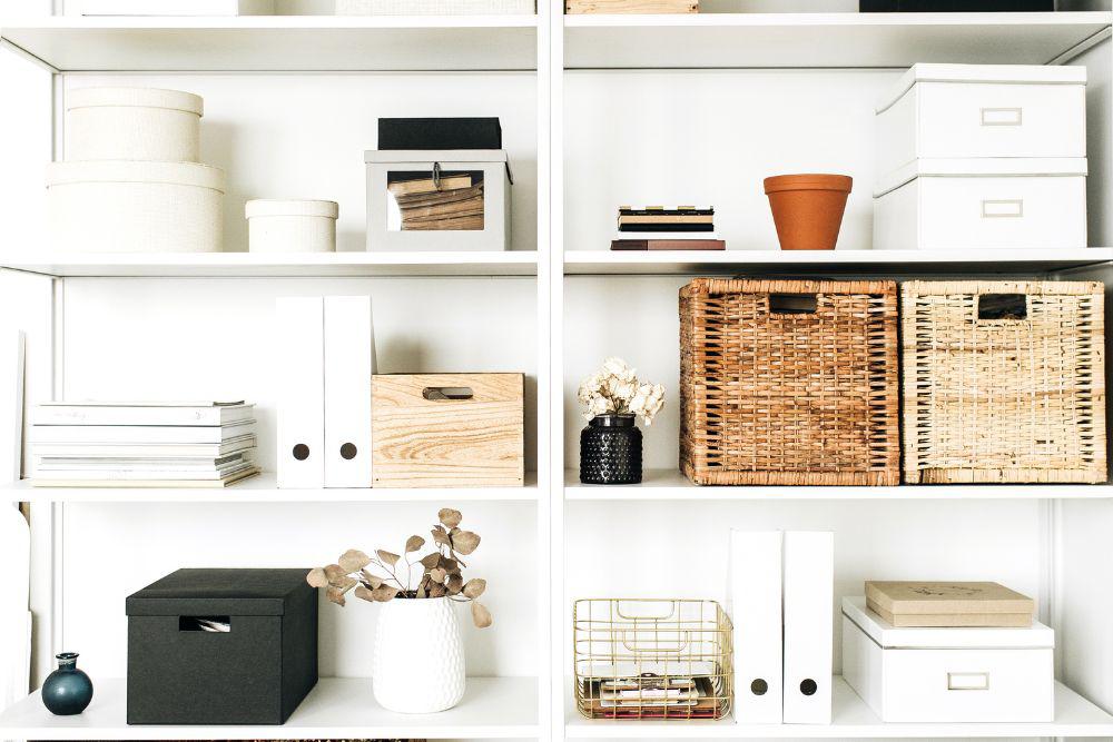 Mantén el orden en casa con cajas, cestas y archivadores bonitos.