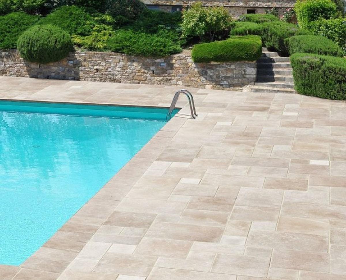 suelo-piedra-natural-piscina.