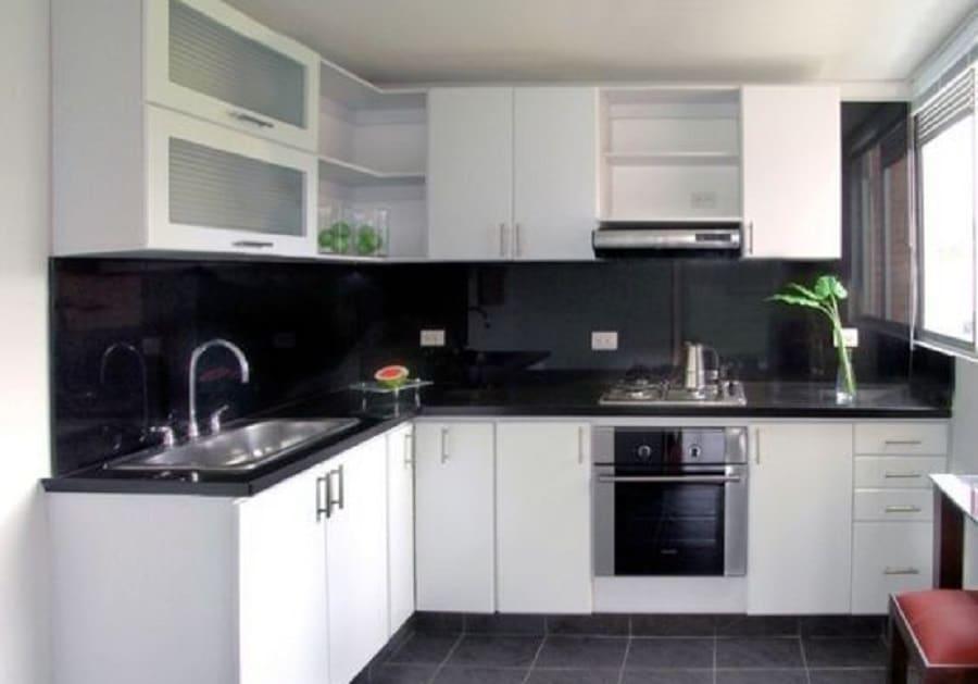 cocina-blanca-encimera-negra