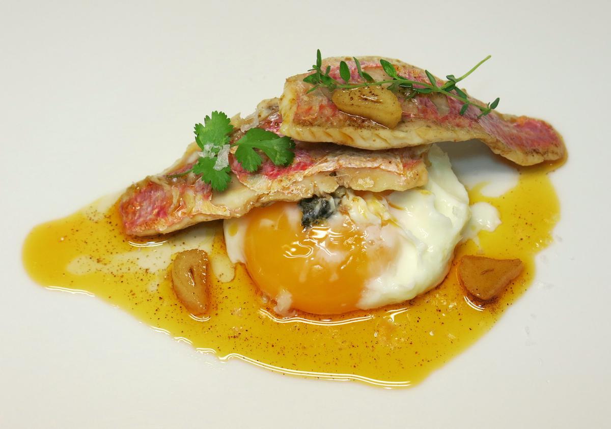 Huevo de corral escalfado con trufa de invierno y lomos de salmonete a la espalda. Cheff José Antonio Galiana