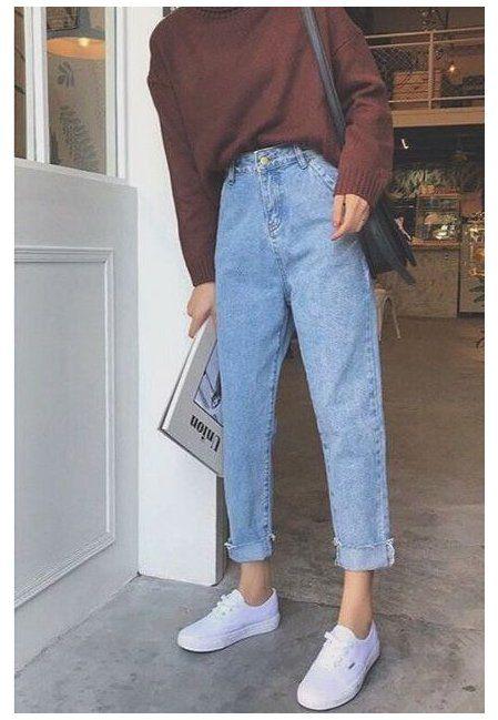 Ideas de looks con suéter, mom jeans y tenis