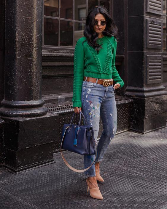 Looks para mujeres maduras con suéter y mom jeans