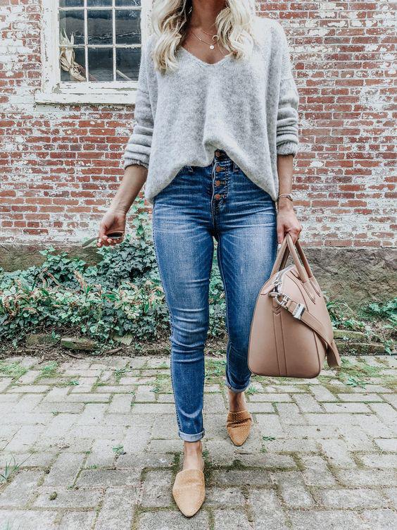 Combina suéter con mom jeans y mules