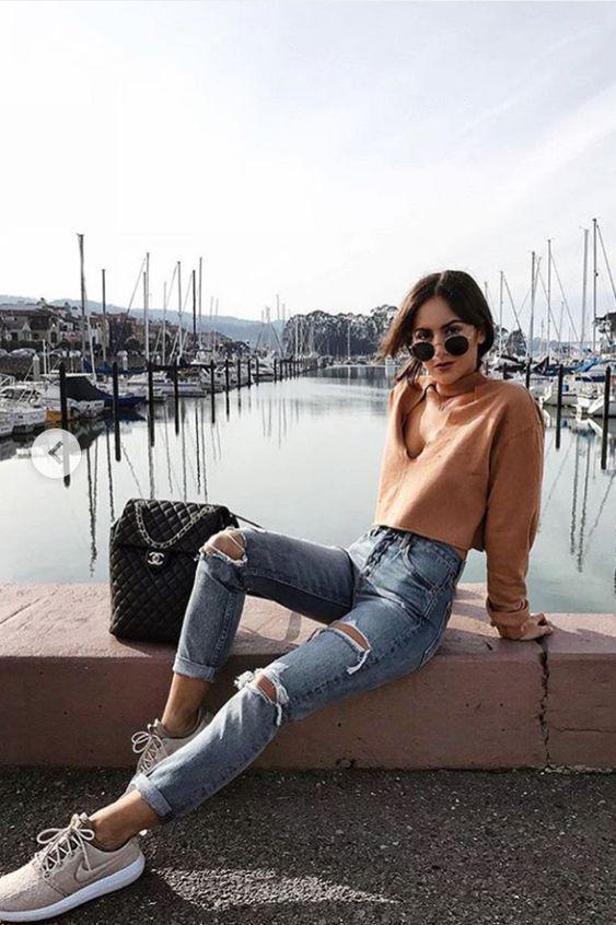 Ideas de looks con suéter, mom jeans y tenis