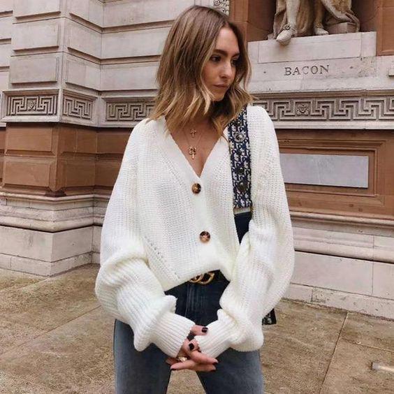 Looks con suéter, mom jeans y botas