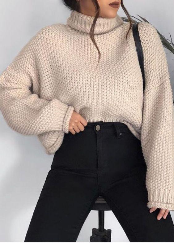 Opciones de looks con suéter cuello alto y mom jeans