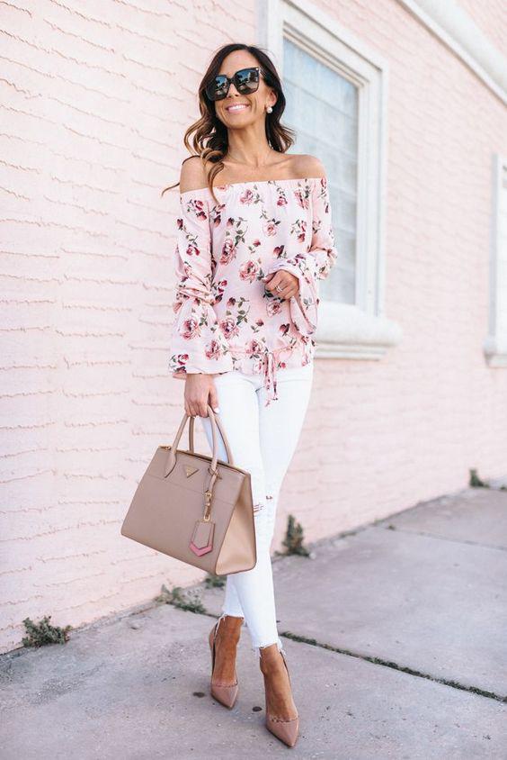 Jeans blancos con blusas floreadas