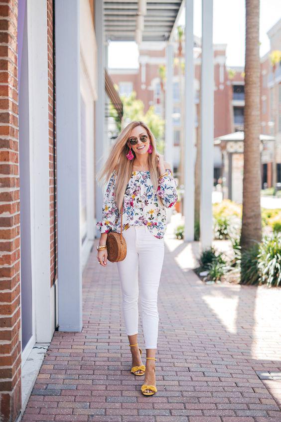 Jeans blancos con blusas floreadas