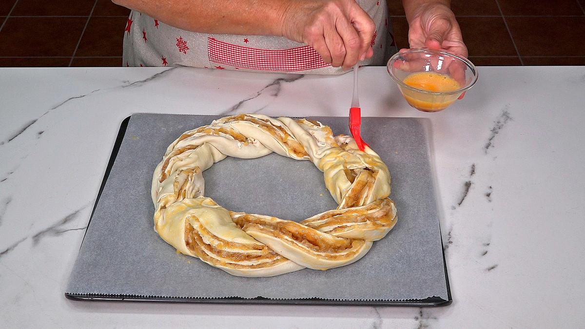 ROSCO DE HOJALDRE DE CREMA Y MANZANA. Un rosco ideal para celebrar el día de reyes o cualquier día que nos apetezca, fácil y delicioso - Loli Domínguez - Foto 8