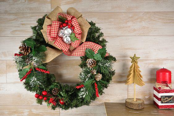 Decoración con coronas navideñas