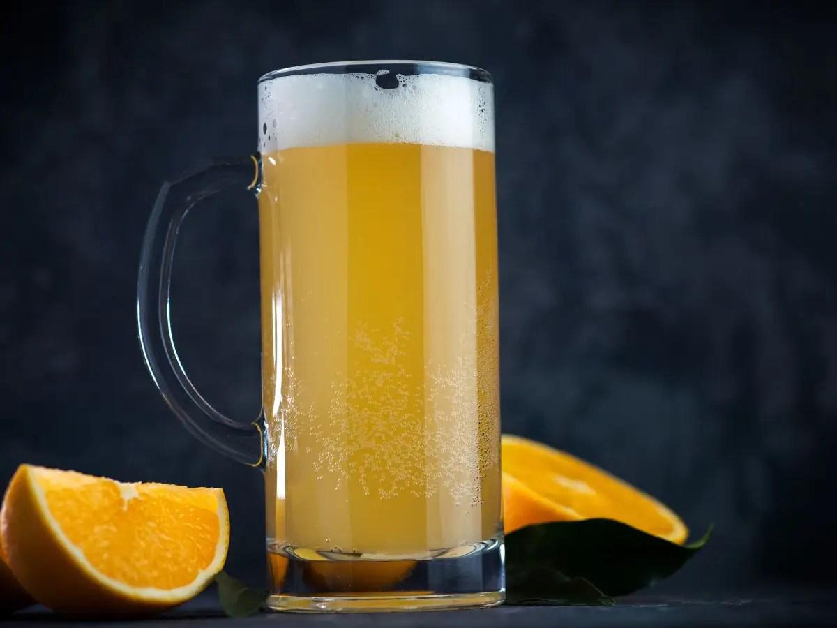Cerveza clara con naranja