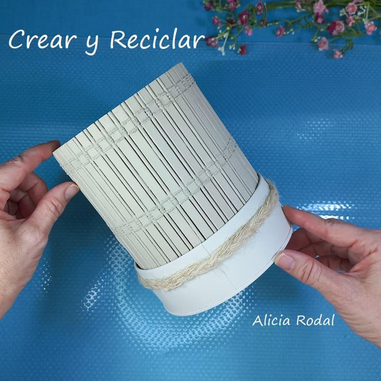 Mira que decoración tan bella podemos hacer reutilizando materiales reciclados y detalles decorativos sencillos, para crear objetos útiles para decorar nuestra casa, vender o regalar, DIY. En este tutorial les mostraré una segunda opción, con una técnica diferente a una manualidad que ya les mostré en un tutorial anterior: 2 ideas con una lata grande de galletas o caramelos.