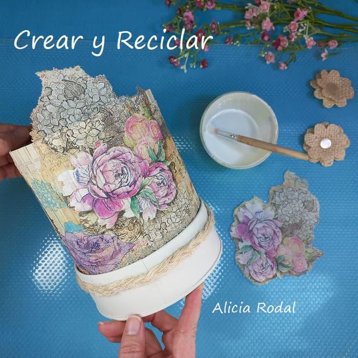Mira que decoración tan bella podemos hacer reutilizando materiales reciclados y detalles decorativos sencillos, para crear objetos útiles para decorar nuestra casa, vender o regalar, DIY. En este tutorial les mostraré una segunda opción, con una técnica diferente a una manualidad que ya les mostré en un tutorial anterior: 2 ideas con una lata grande de galletas o caramelos.