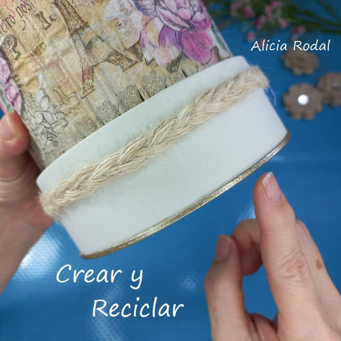 Mira que decoración tan bella podemos hacer reutilizando materiales reciclados y detalles decorativos sencillos, para crear objetos útiles para decorar nuestra casa, vender o regalar, DIY. En este tutorial les mostraré una segunda opción, con una técnica diferente a una manualidad que ya les mostré en un tutorial anterior: 2 ideas con una lata grande de galletas o caramelos.