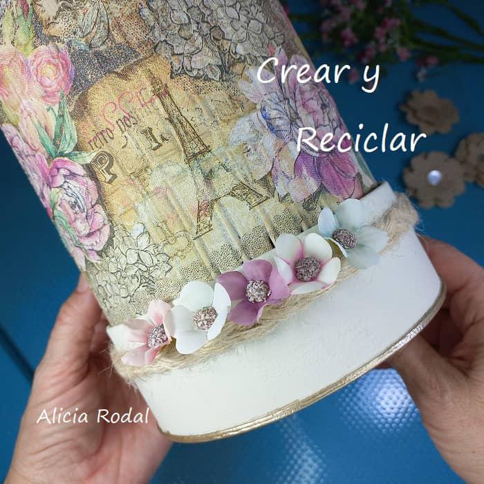 Mira que decoración tan bella podemos hacer reutilizando materiales reciclados y detalles decorativos sencillos, para crear objetos útiles para decorar nuestra casa, vender o regalar, DIY. En este tutorial les mostraré una segunda opción, con una técnica diferente a una manualidad que ya les mostré en un tutorial anterior: 2 ideas con una lata grande de galletas o caramelos.