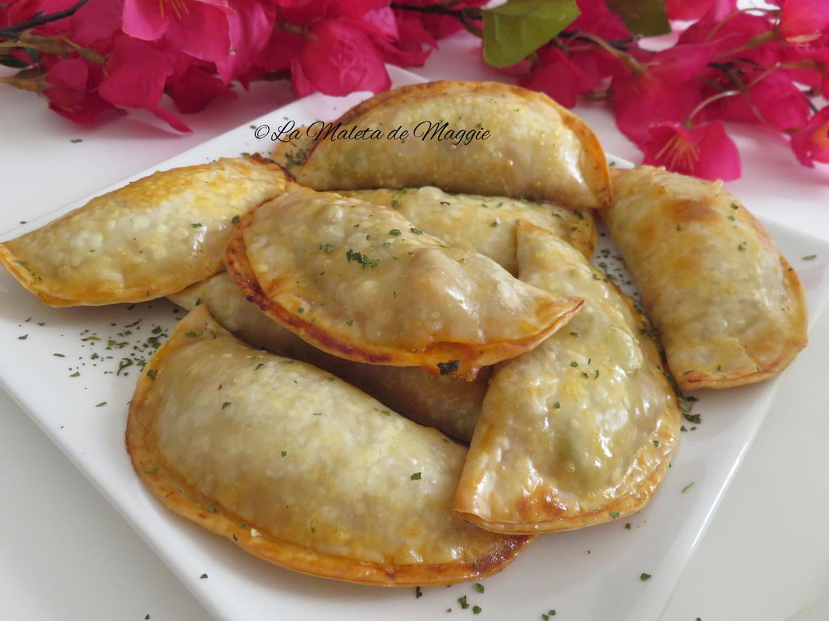 Empanadillas de tomate, atún, olivas y huevo