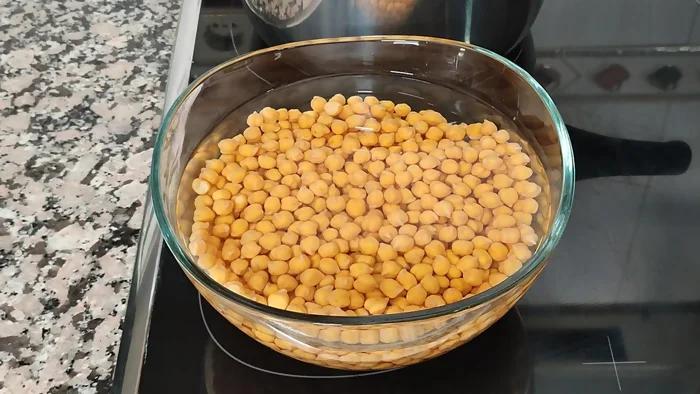 receta de garbanzos con calamares paso 1