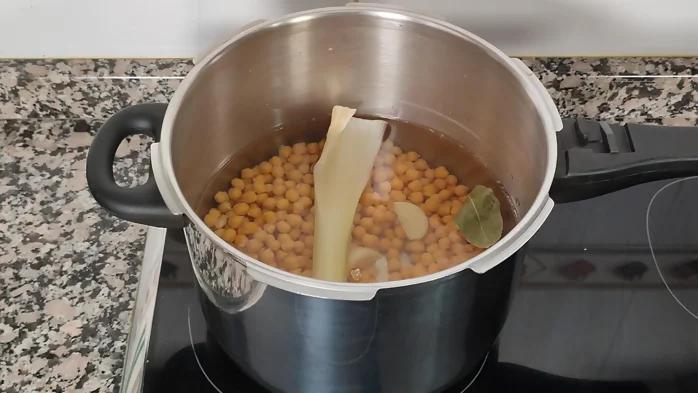 receta de garbanzos con calamares paso 1b