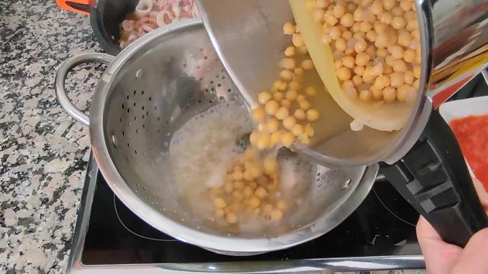 receta de garbanzos con calamares paso 1c