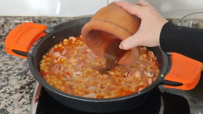Receta de garbanzos con calamares paso 3