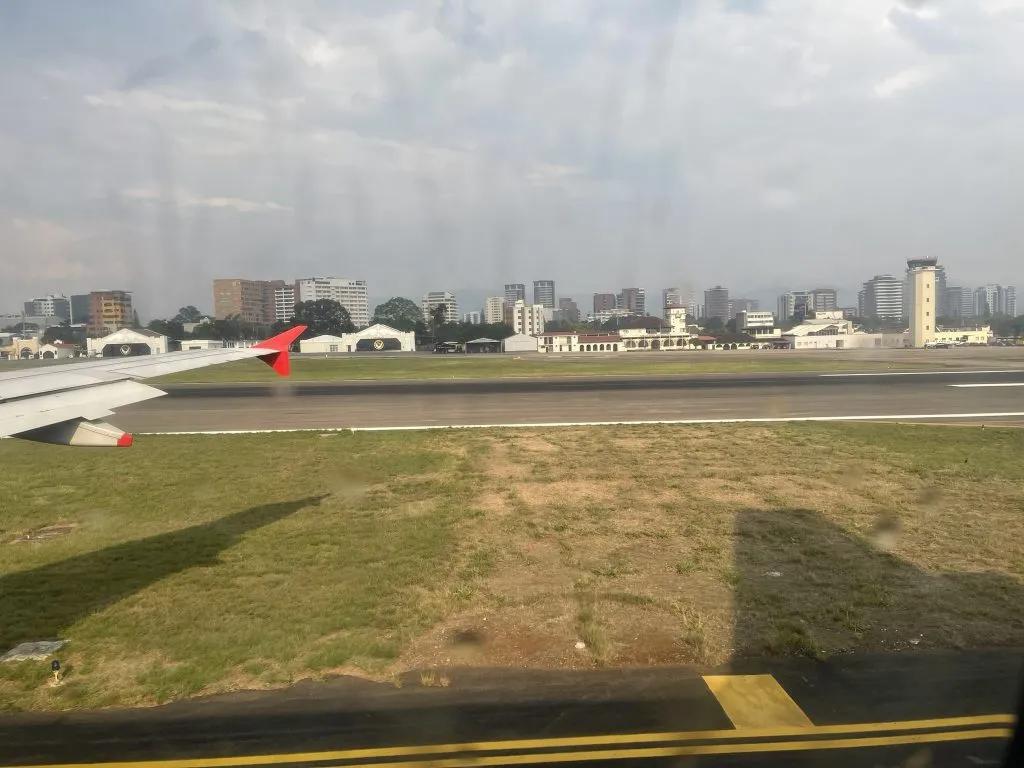 Vista de la Ciudad de Guatemala desde la pista del Aeropuerto Internacional La Aurora