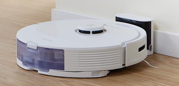 El smart vacuum en la estación de carga