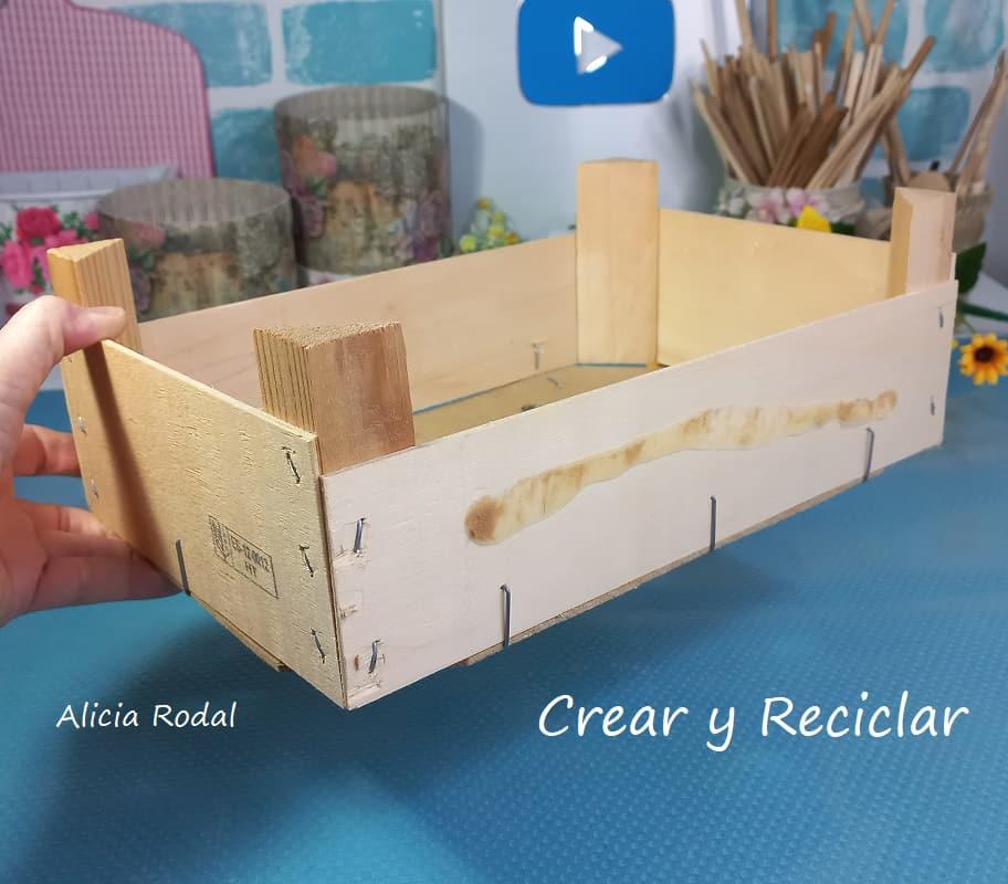 Es increíble lo que podemos llegar a hacer con objetos cotidianos como una simple caja de frutas, que son creadas para tener un solo uso, y que después de su vida útil, deben ir al contendor de reciclaje o en el peor de los casos a la basura. En este tutorial les voy a demostrar que podemos hacer cosas prácticas y útiles con materiales reciclados. DIY