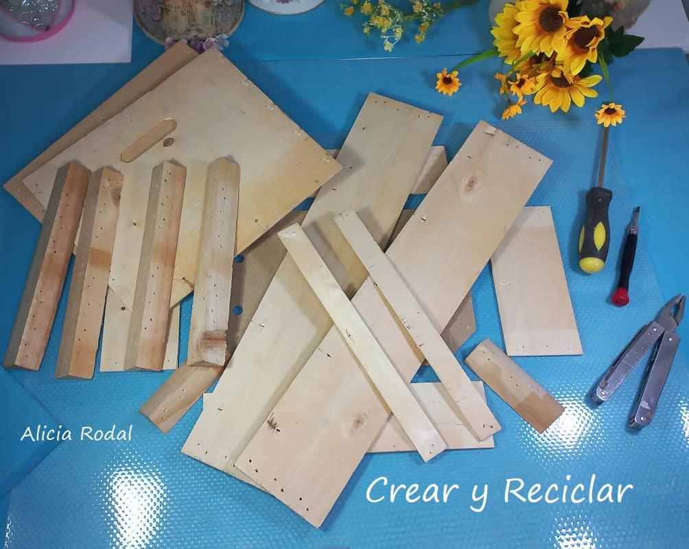 Es increíble lo que podemos llegar a hacer con objetos cotidianos como una simple caja de frutas, que son creadas para tener un solo uso, y que después de su vida útil, deben ir al contendor de reciclaje o en el peor de los casos a la basura. En este tutorial les voy a demostrar que podemos hacer cosas prácticas y útiles con materiales reciclados. DIY