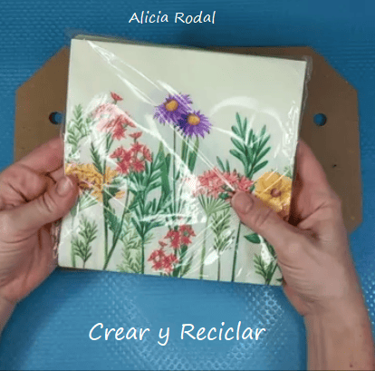 Es increíble lo que podemos llegar a hacer con objetos cotidianos como una simple caja de frutas, que son creadas para tener un solo uso, y que después de su vida útil, deben ir al contendor de reciclaje o en el peor de los casos a la basura. En este tutorial les voy a demostrar que podemos hacer cosas prácticas y útiles con materiales reciclados. DIY