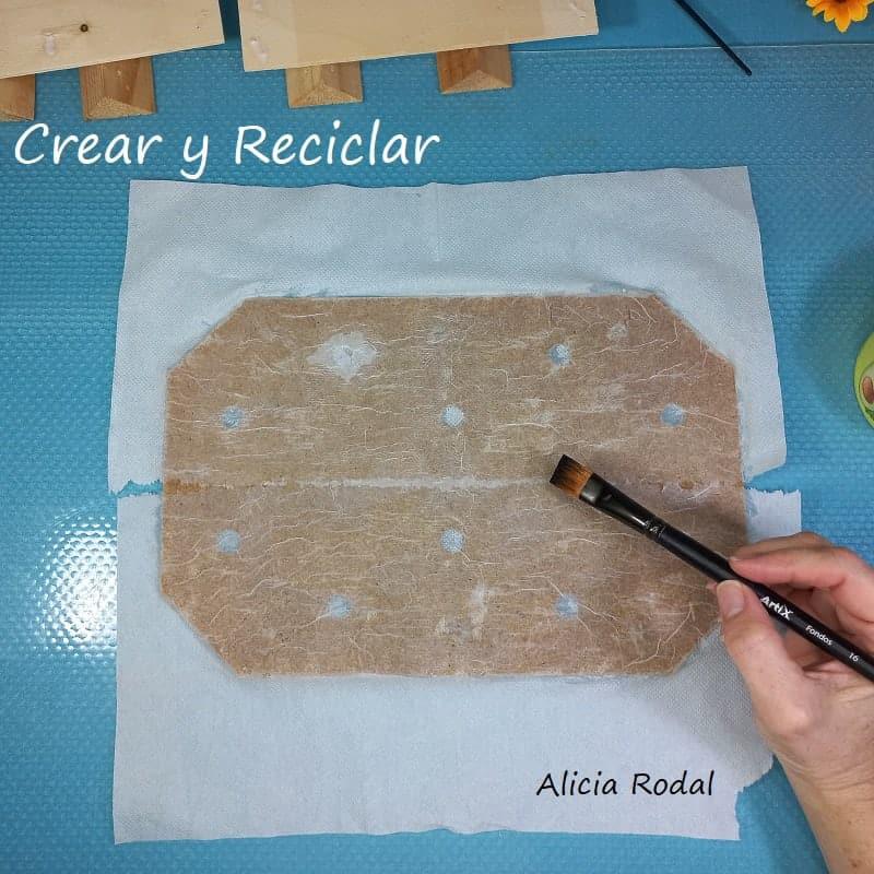 Es increíble lo que podemos llegar a hacer con objetos cotidianos como una simple caja de frutas, que son creadas para tener un solo uso, y que después de su vida útil, deben ir al contendor de reciclaje o en el peor de los casos a la basura. En este tutorial les voy a demostrar que podemos hacer cosas prácticas y útiles con materiales reciclados. DIY