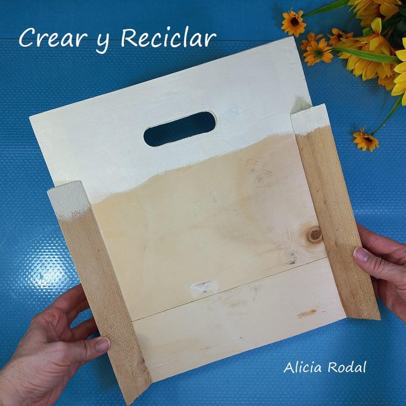 Es increíble lo que podemos llegar a hacer con objetos cotidianos como una simple caja de frutas, que son creadas para tener un solo uso, y que después de su vida útil, deben ir al contendor de reciclaje o en el peor de los casos a la basura. En este tutorial les voy a demostrar que podemos hacer cosas prácticas y útiles con materiales reciclados. DIY