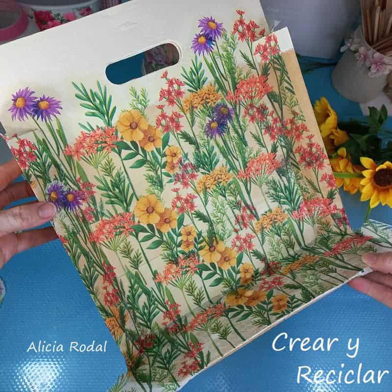 Es increíble lo que podemos llegar a hacer con objetos cotidianos como una simple caja de frutas, que son creadas para tener un solo uso, y que después de su vida útil, deben ir al contendor de reciclaje o en el peor de los casos a la basura. En este tutorial les voy a demostrar que podemos hacer cosas prácticas y útiles con materiales reciclados. DIY