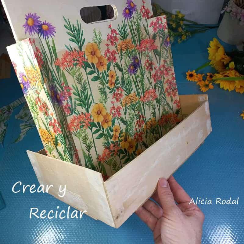 Es increíble lo que podemos llegar a hacer con objetos cotidianos como una simple caja de frutas, que son creadas para tener un solo uso, y que después de su vida útil, deben ir al contendor de reciclaje o en el peor de los casos a la basura. En este tutorial les voy a demostrar que podemos hacer cosas prácticas y útiles con materiales reciclados. DIY