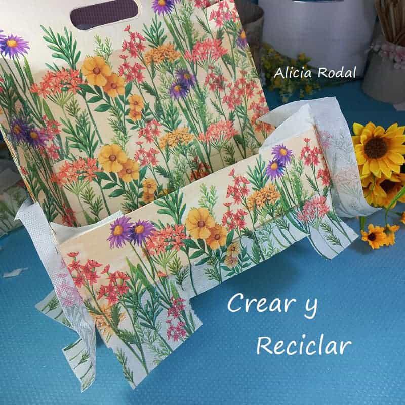 Es increíble lo que podemos llegar a hacer con objetos cotidianos como una simple caja de frutas, que son creadas para tener un solo uso, y que después de su vida útil, deben ir al contendor de reciclaje o en el peor de los casos a la basura. En este tutorial les voy a demostrar que podemos hacer cosas prácticas y útiles con materiales reciclados. DIY