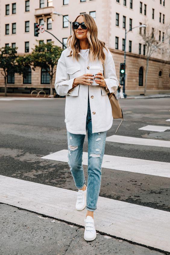 Combina jeans con tus tenis favoritos