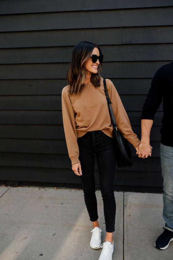 Outfits con leggins y tenis para mujeres maduras