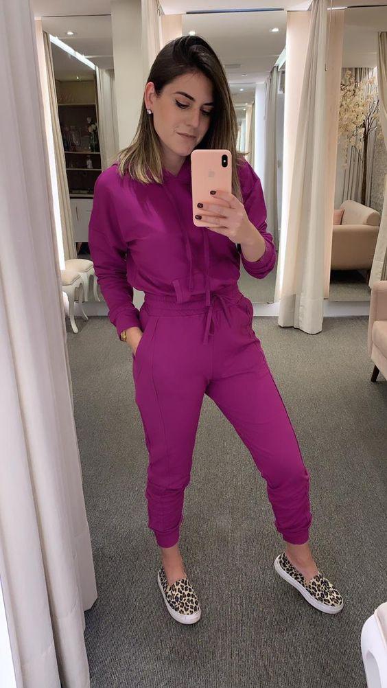 Outfits monocromáticos con tenis