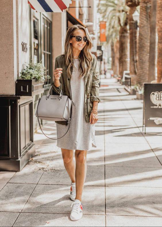 Vestidos básicos con tenis para mujeres de 40