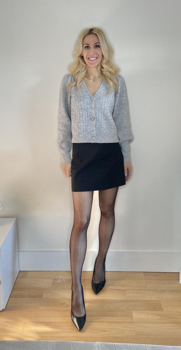 Viernes-comodidad y estilo con cárdigan y falda negra