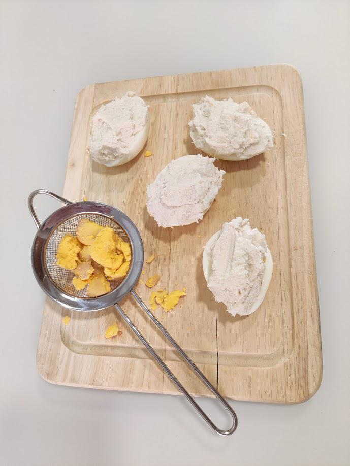 huevo duro relleno de brandada